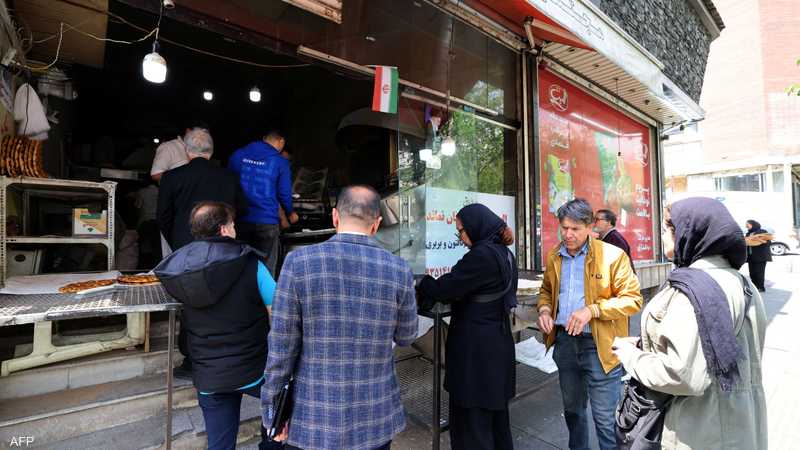 إيران.. أزمة الرواتب تكشف عمق المأساة الاقتصادية وسط تصاعد الضغوط المعيشية
