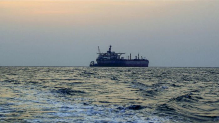 شركة أمن بحري: تعرض سفينة متجهة إلى السعودية لمقذوف غربي الحديدة