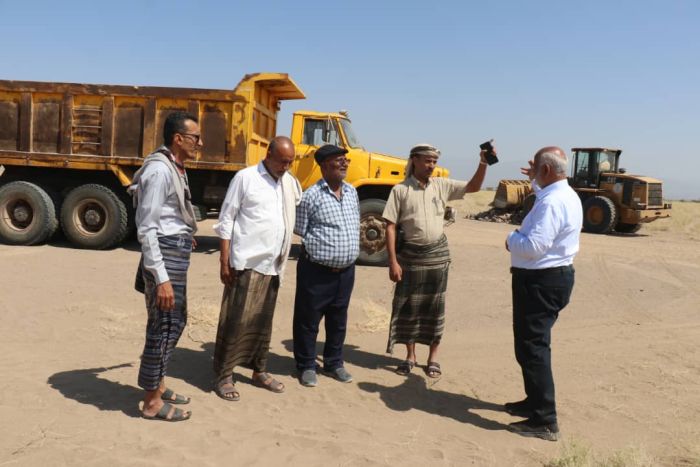 محافظ الحديدة يتفقد طريق النصر الزراعي ويشيد بجهود طارق صالح والدعم الإماراتي