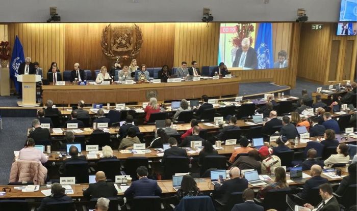 اليمن يعيد التأكيد على السلام ويحذر من تصاعد التهديدات الحوثية والإيرانية للممرات البحرية