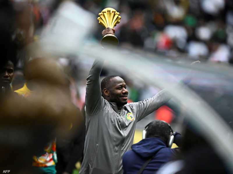 السنغال تستعرض كأس أمم أفريقيا في تحدٍ لقرار الكاف