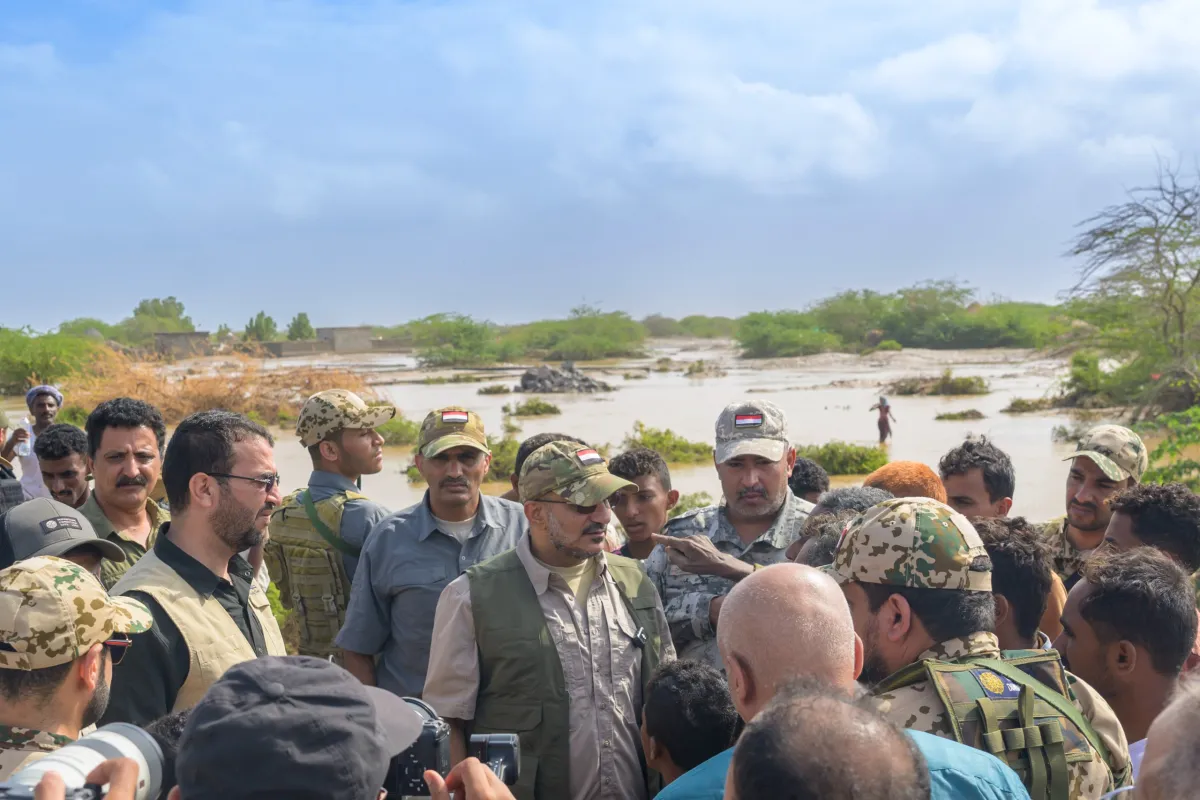 من الميدان.. طارق صالح يقود جهود الإغاثة في مناطق منكوبة غرب تعز