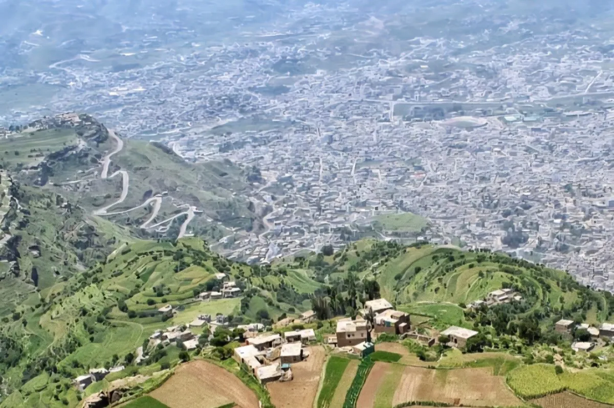 إب.. مليشيا الحوثي تفرض قيوداً مسلحة على سكان السياني وتمنعهم من أراضيهم