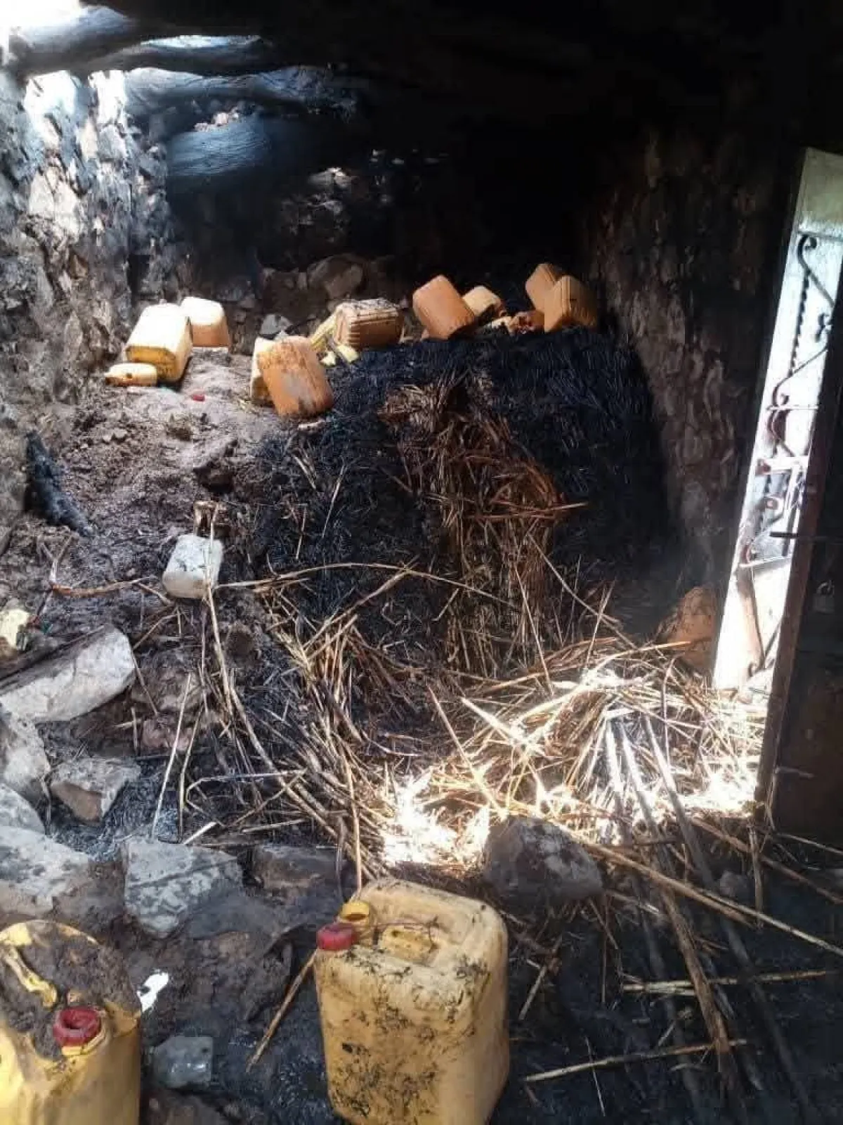 انفجار بطارية شحن يتسبب في نفوق مواشي وأضرار مادية في تعز