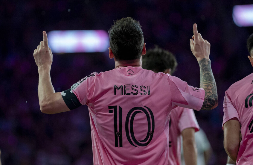 ميسي يُهدّي لاعبي الأرجنتين هواتف ذهبية.. لفتة تعكس قيادته الملهمة