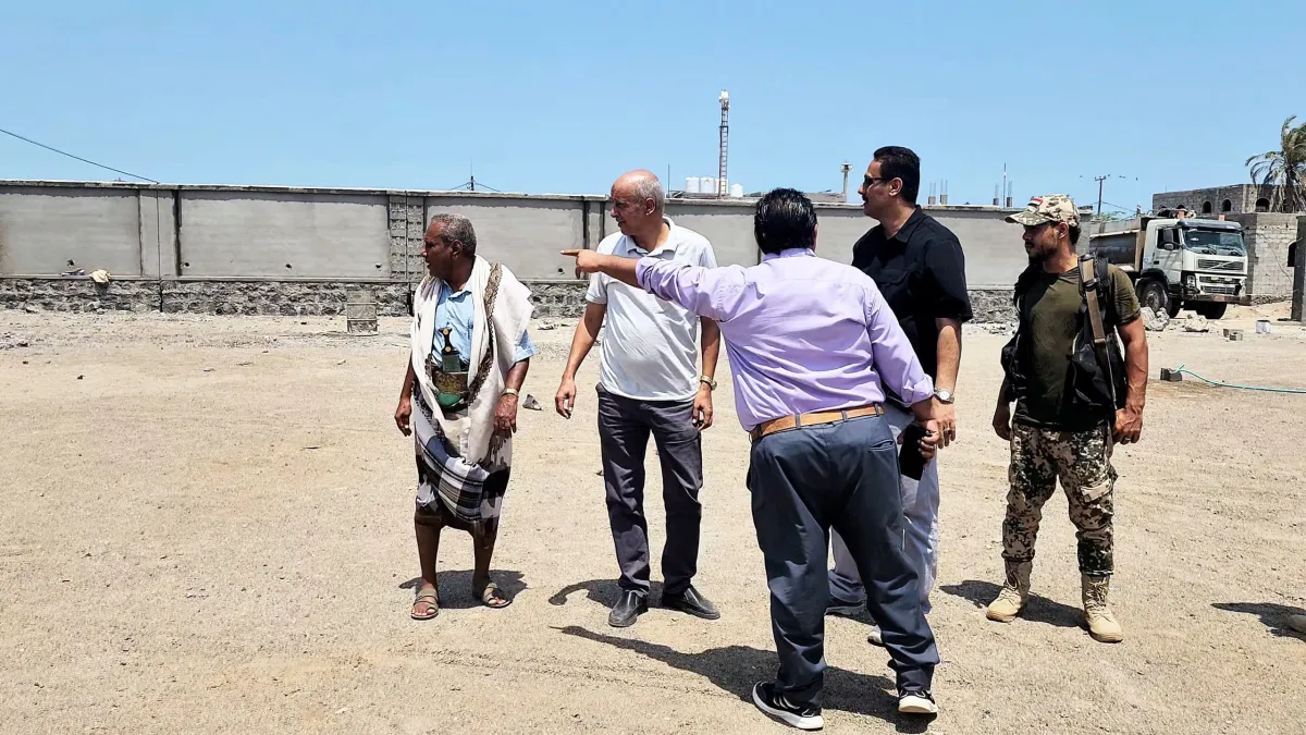 المخا.. محمود والمزلم يتفقدان أعمال تسوير ملعب الميناء بتكلفة تتجاوز 100 مليون ريال