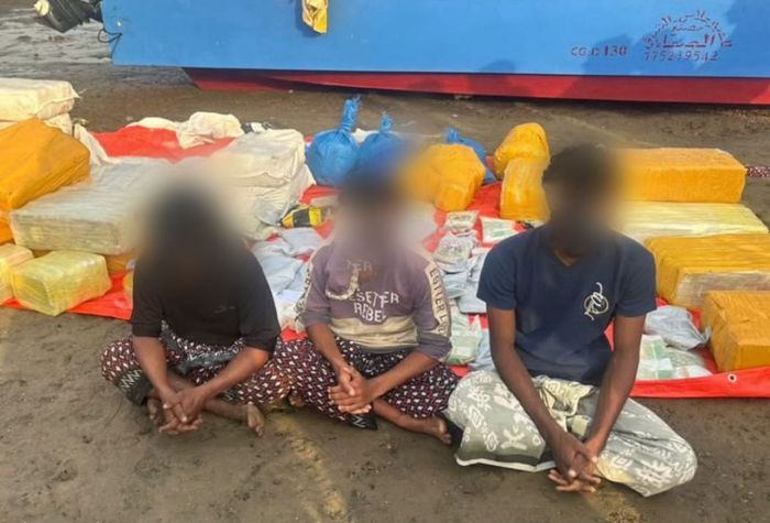 عقب اشتباكات مسلحة.. ضبط قارب محمّل بنصف طن من الحشيش قبالة سواحل لحج