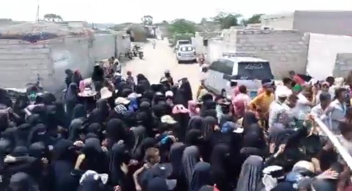 الحديدة.. احتجاجات في الهارونية تطالب بالعدالة بعد انتحار فتاة ضحية ابتزاز مليشيا الحوثي