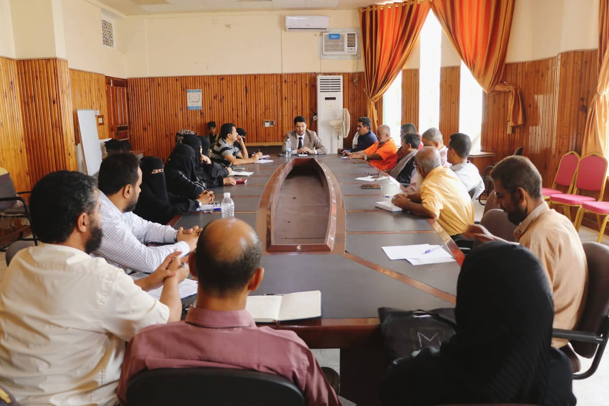 عدن.. مدير عام البريقة يؤكد على الانضباط الوظيفي وتحسين الخدمات للمواطنين 