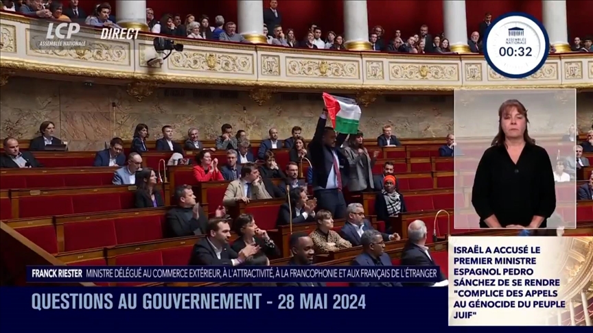 البرلمان الفرنسي يبعد نائباً رفع العلم الفلسطيني لمدة 15 يوماً 