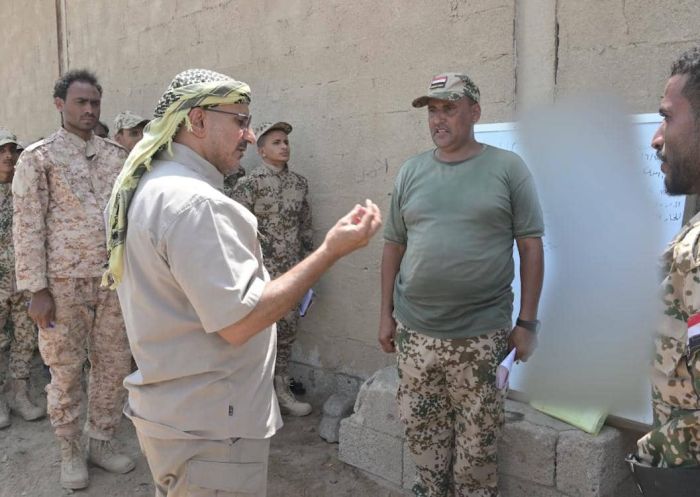 طارق صالح يتفقد مركز تدريب للمقاومة الوطنية ويوجه بالالتزام الصارم بالخطة القتالية
