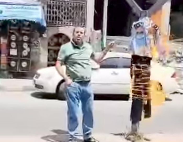 شرطي مرور في صنعاء يشعل النار في زيه الرسمي احتجاجًا على انقطاع راتبه