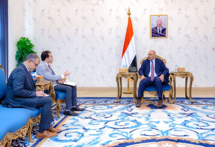 الزُّبيدي يثمّن دور الصليب الأحمر ويؤكد دعم مجلس القيادة لتدخلاته في اليمن