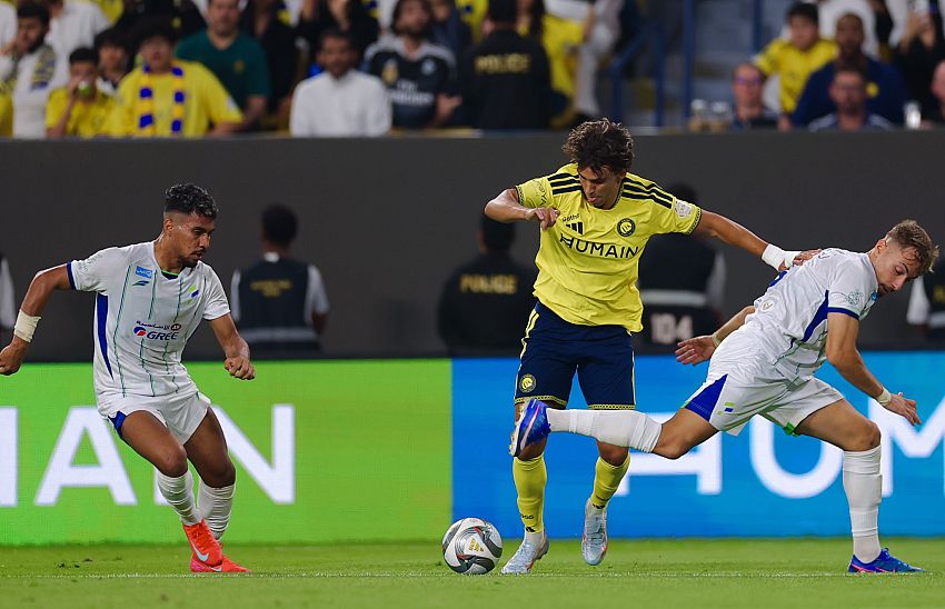 الدوري السعودي.. الهلال يكتسح الخليج بخماسية.. والنصر يهزم التعاون ويعتلي الصدارة
