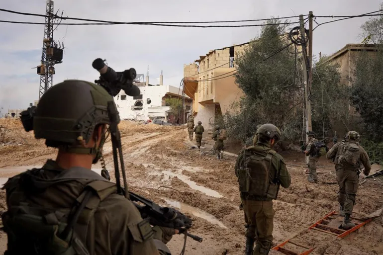 الجيش الإسرائيلي يعلن مقتل ضابط ويضم لواء سابعا للقتال في خان يونس