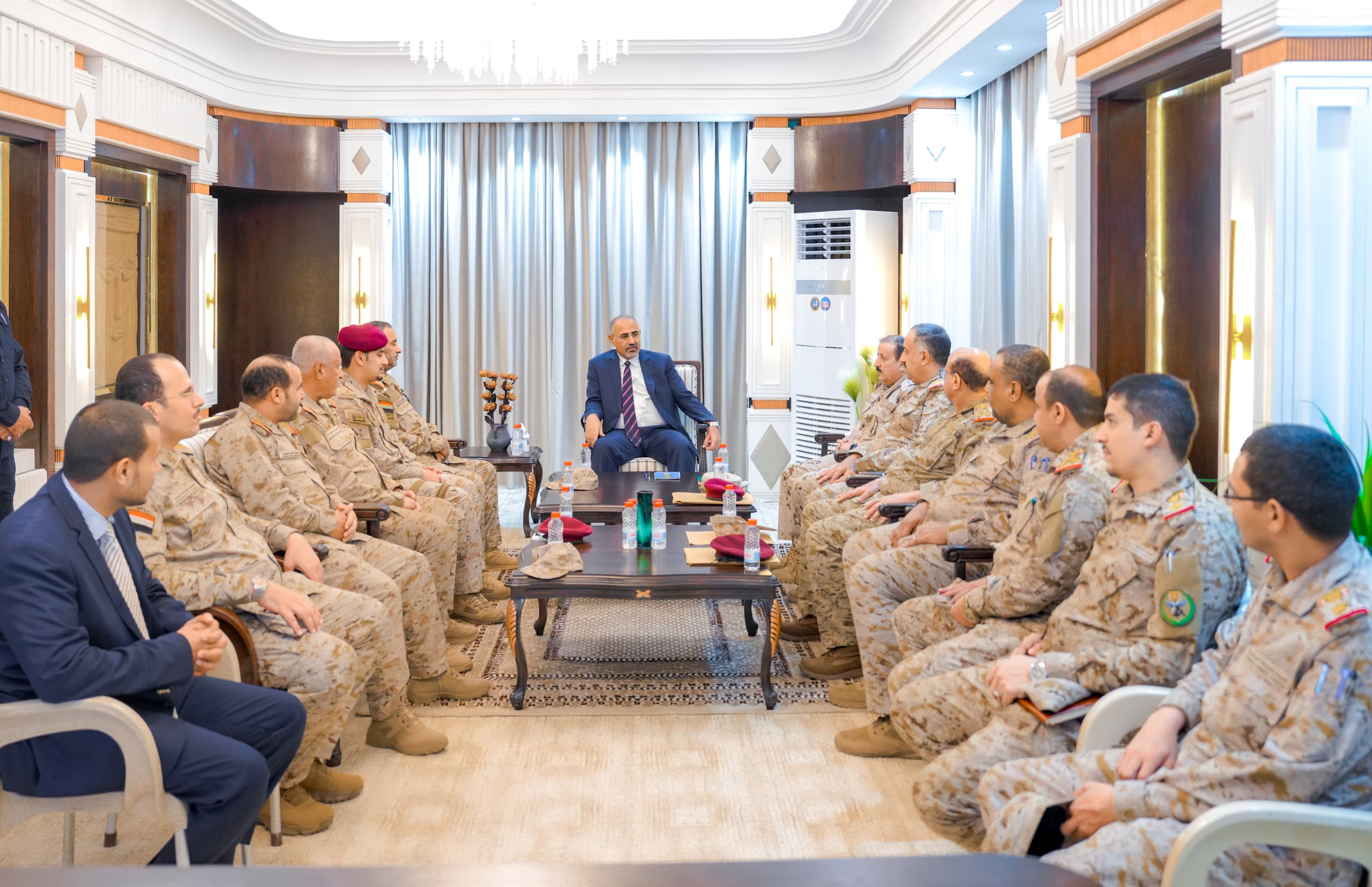 الزُبيدي يترأس اجتماعاً عسكرياً رفيعاً في عدن ويؤكد: معركتنا مع الحوثي مصيرية ولا خيار إلا النصر