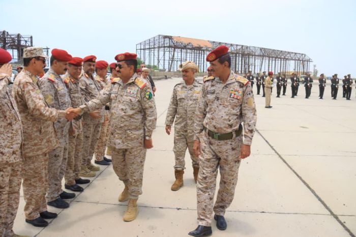 وزير الدفاع يعود إلى عدن بعد جولة ميدانية ويشدّد على توحيد الصفوف لمواجهة الحوثي