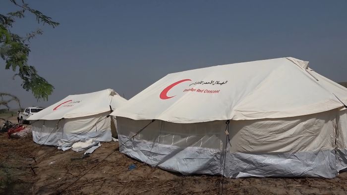 إنسانية المقاومة الوطنية تنتشل أسرًا نازحة من معاناة الحريق في محافظة الحديدة