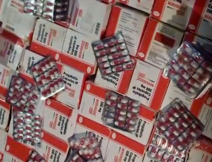 حملة أمنية في لحج تضبط سيارة تهريب تحمل 6 آلاف حبة مخدّرة