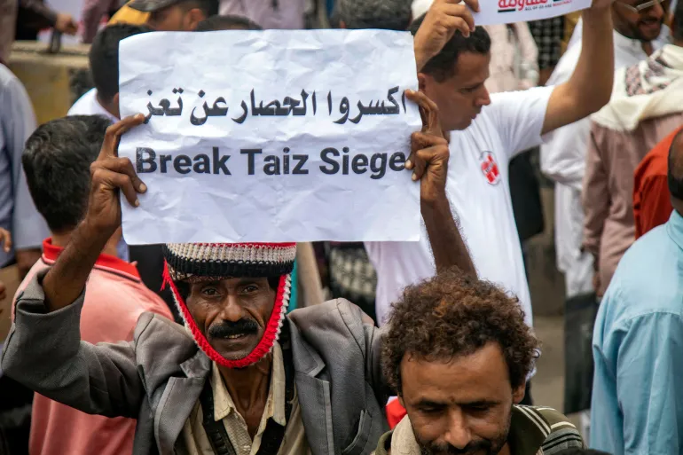 هيومن رايتس ووتش: الحصار الحوثي لتعز يهدد مئات الآلاف بالمجاعة وانهيار الخدمات وسرقة إلى جريمة حرب