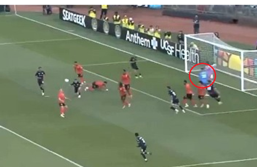 حارس مرمى أوكلاند روتس يتعرض للطرد بسبب قرار غريب في مباراة أورانج كاونتي