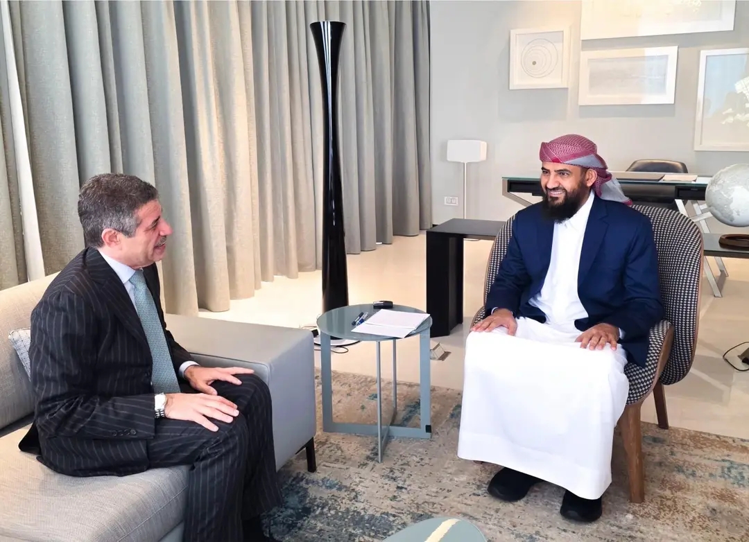 المحرّمي يبحث مع السفير الأمريكي تهديدات الحوثيين وجهود مكافحة الإرهاب
