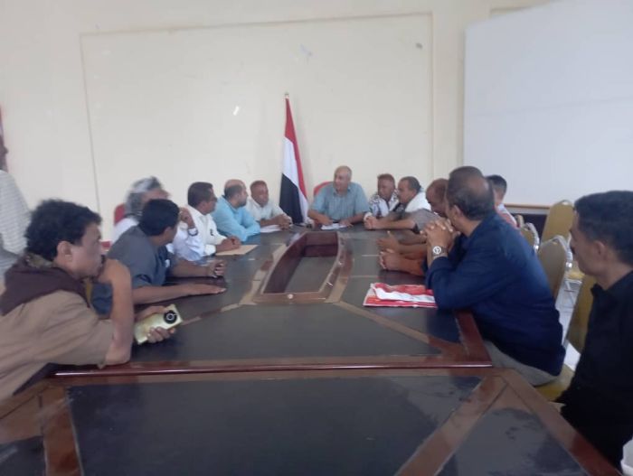 المكتب التنفيذي بالمخا يناقش خطط التنمية والخدمات لعام 2026